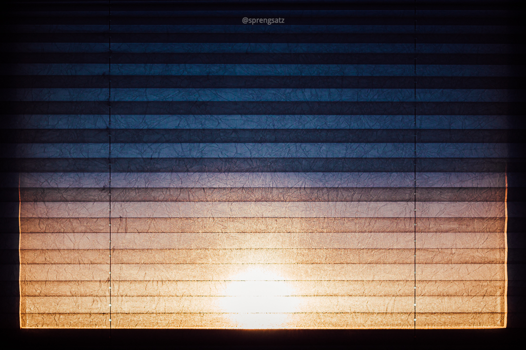 Fensterrollo in Licht und Schatten