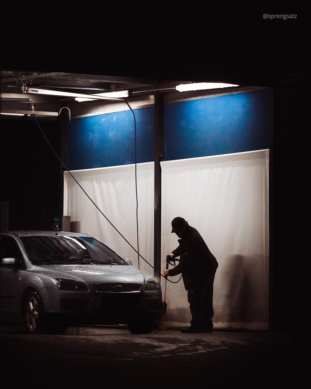 Mann bei der Autopflege (SB Waschbox in Kirchheimbolanden)