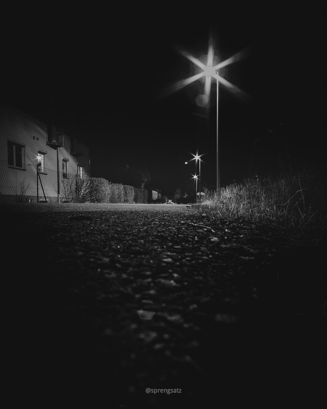 Straßenszene nur von einer Straßenlaterne beleuchtet