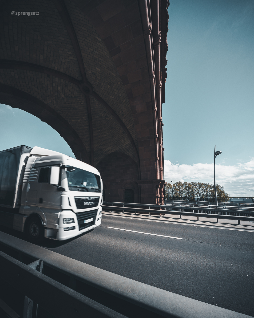 LKW durchfährt den Torbogen des Nibelungenturms auf der Nibelungenbrücke in Worms