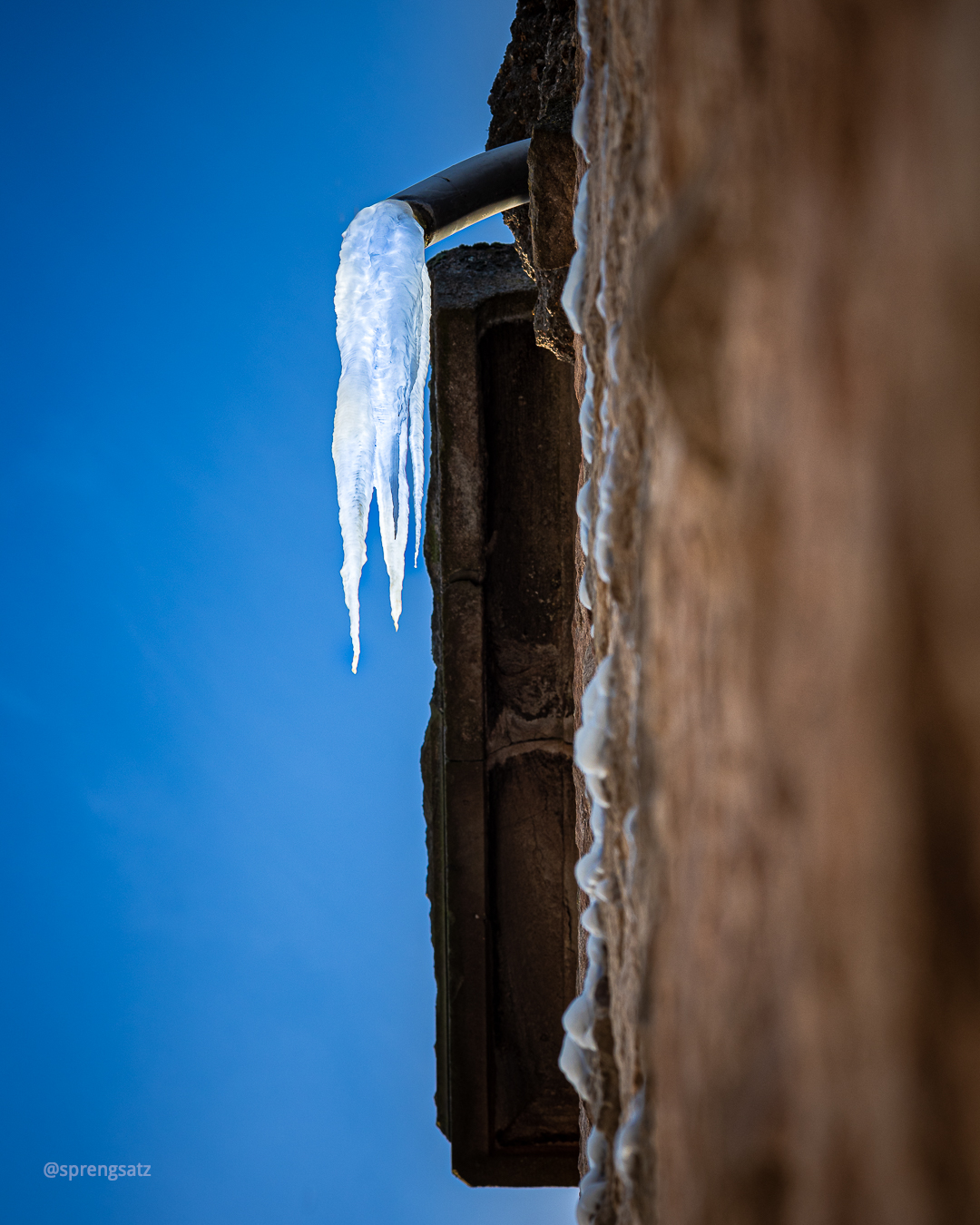 Eiszapfen an einem Entwässerungsrohr am „Tor zum Zellertal“