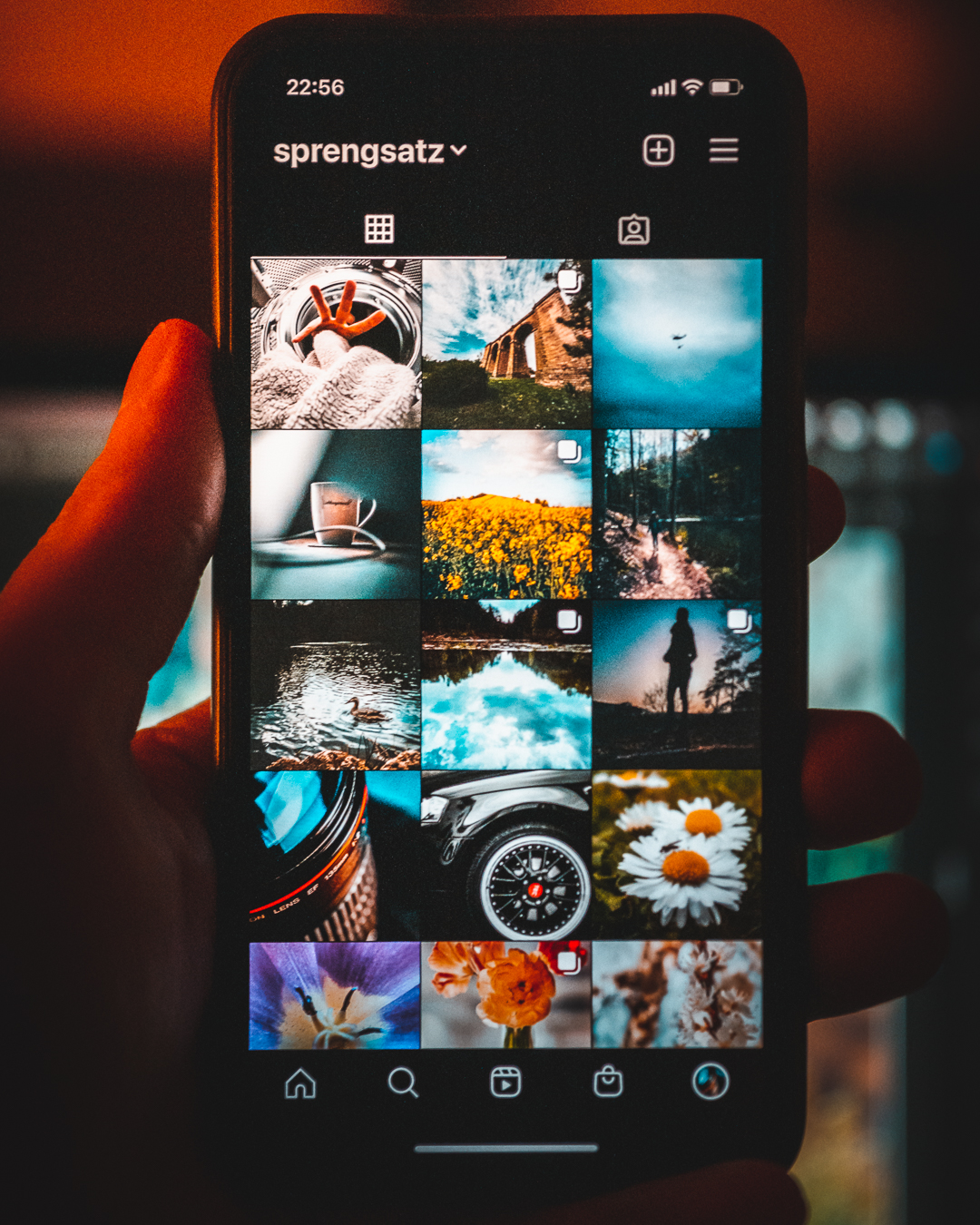 Smartphone-Display zeigt den Instagram Account @sprengsatz im Mai 2021