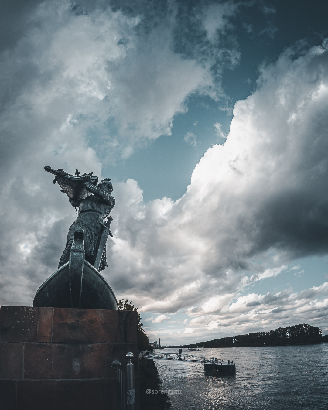 Das Hagendenkmal in Worms erinnert an die Versenkung des Nibelungenschatzes im Rhein durch Hagen von Tronje