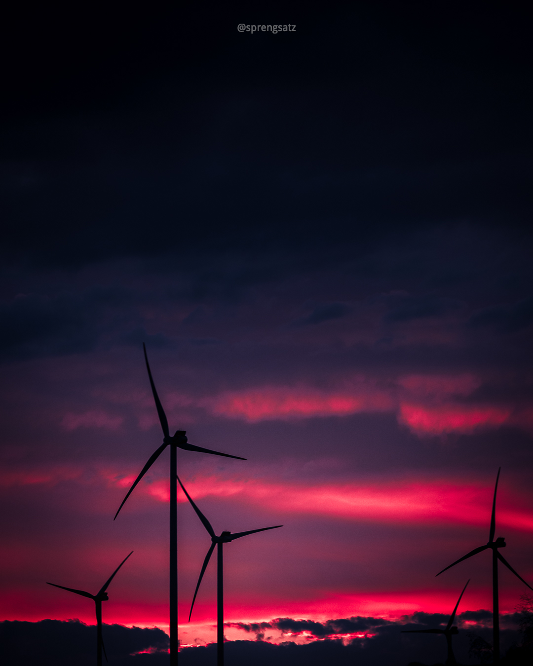 Windräder im roten Sonnenuntergang