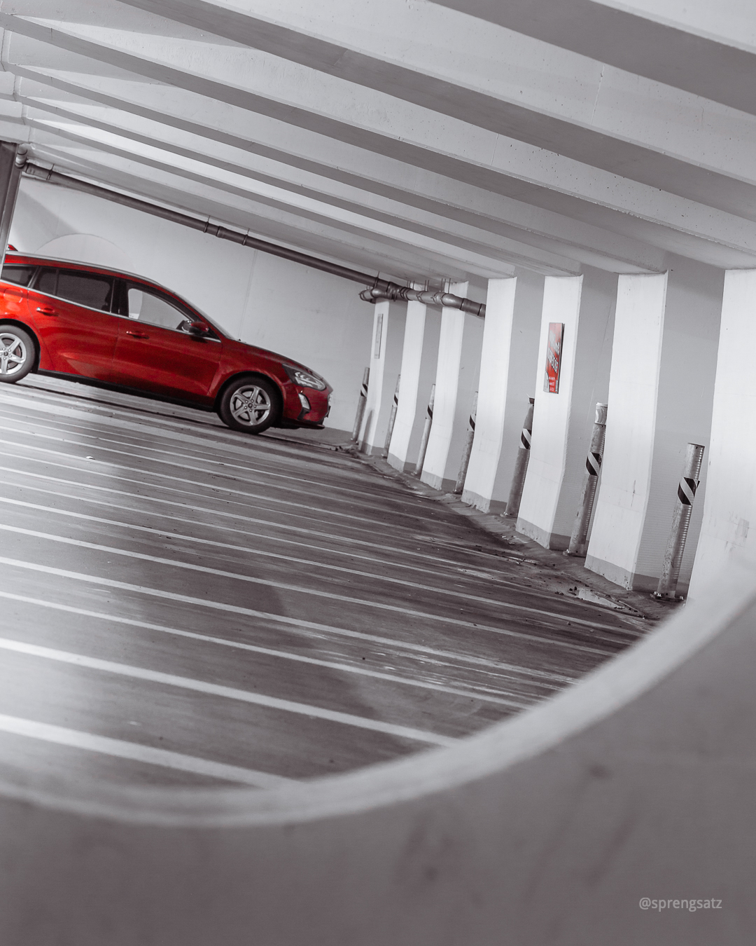 Rotes Auto in weiß-grauem Parkdeck in Kirchheimbolanden