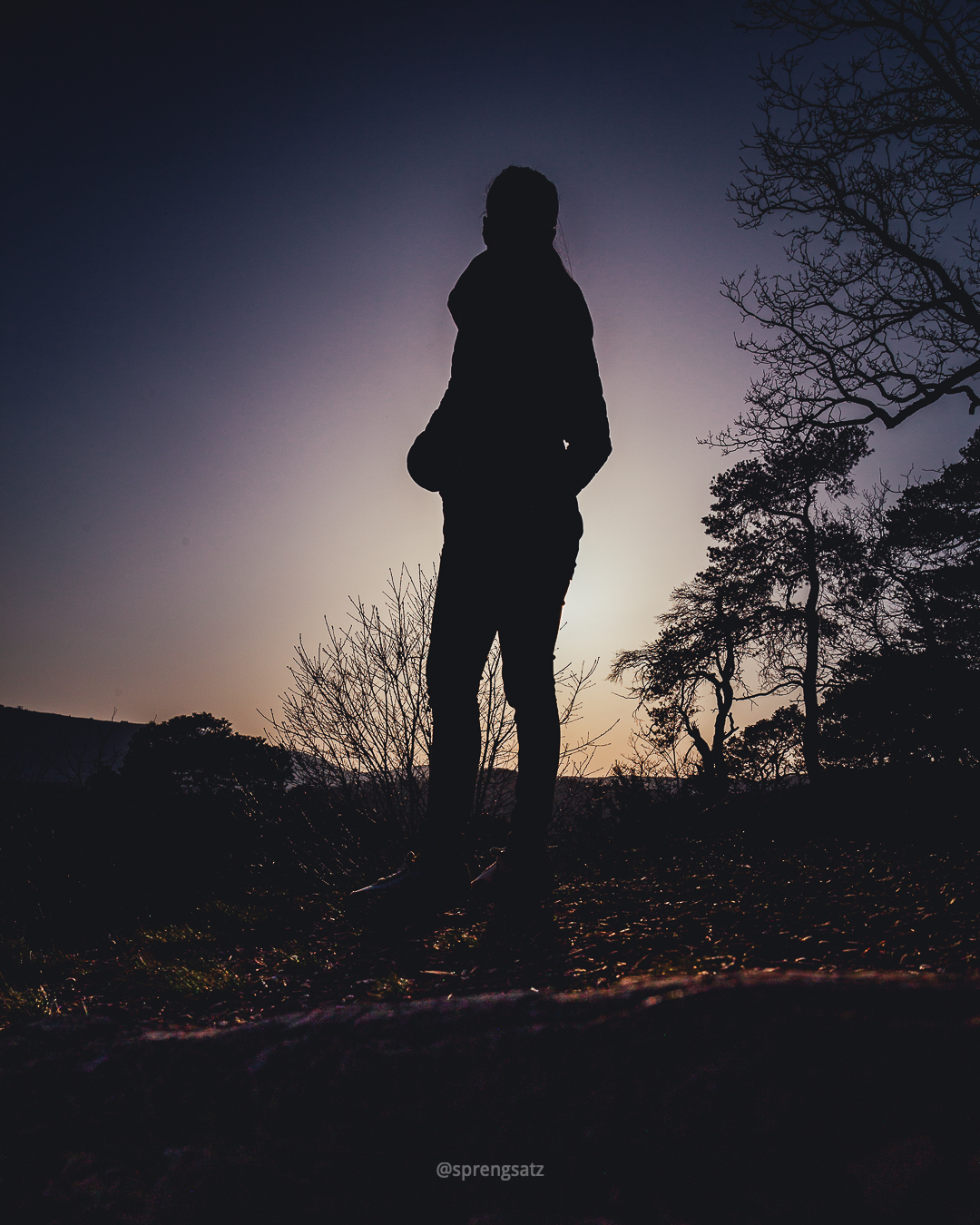 Silhouette einer Frau im Sonnenuntergang (Schillerhain, Kirchheimbolanden)