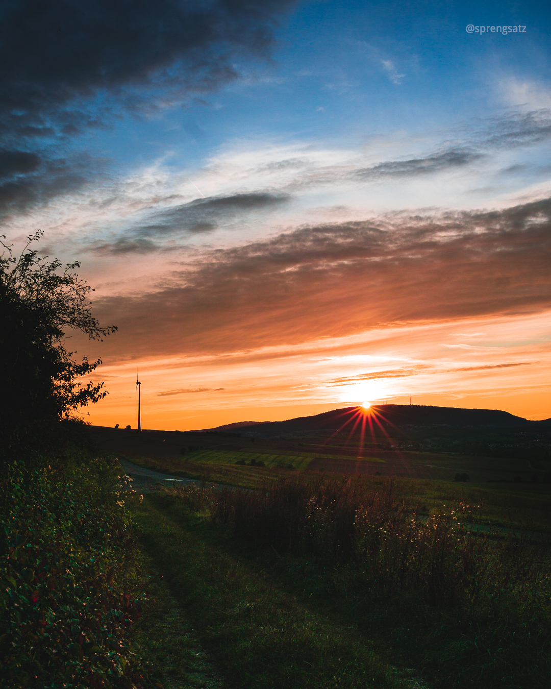 Donnersberg (686,5 m) im Sonnenuntergang, Blick vom Berg Saukopf (296,4 m) bei Immesheim, Albisheim und Rüssingen