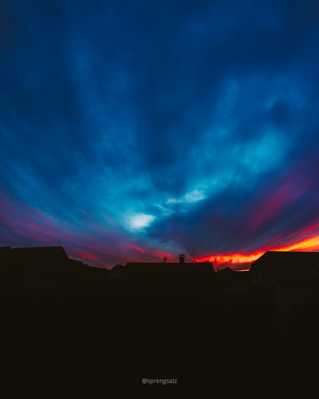 Abendhimmel mit Häuser-Silhouetten im Abendrot