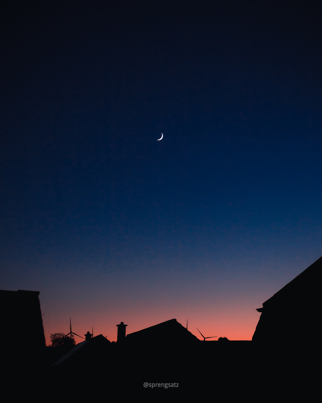 Sichelmond bei Sonnenuntergang am Abendhimmel über Albisheim (Donnersbergkreis)