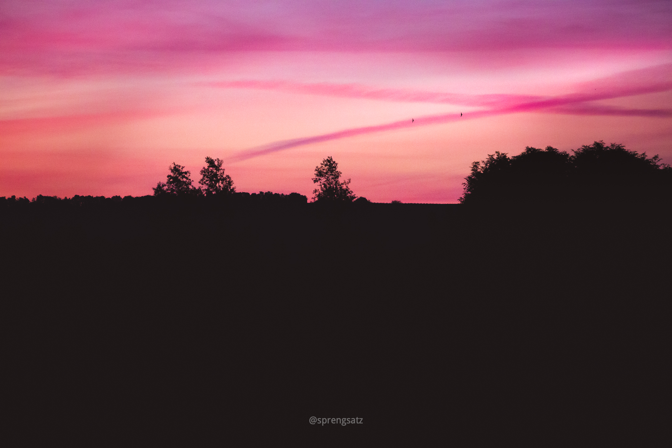 Orange-rosafarbener Abendhimmel bei Sonnenuntergang in Albisheim (Donnersbergkreis)