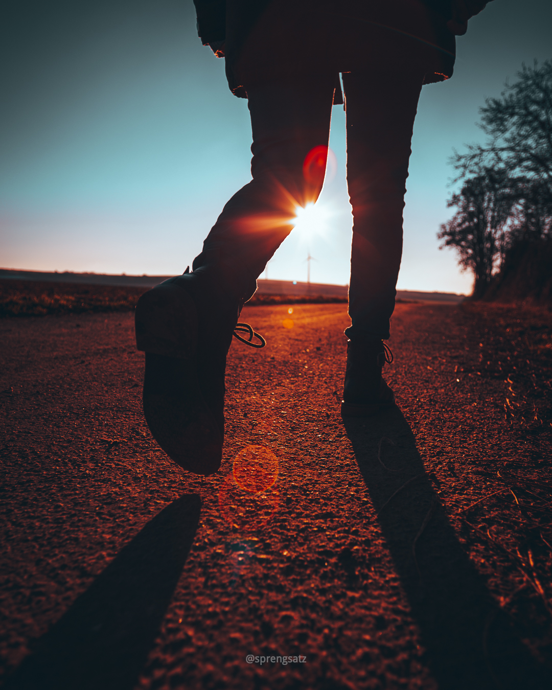 Spaziergang auf einem Feldweg bei Sonnenschein
