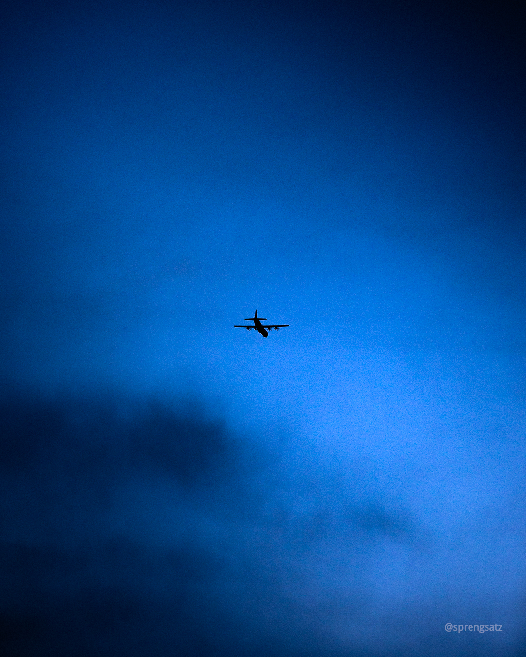 Flugzeug vor dunkelblauen Abendhimmel