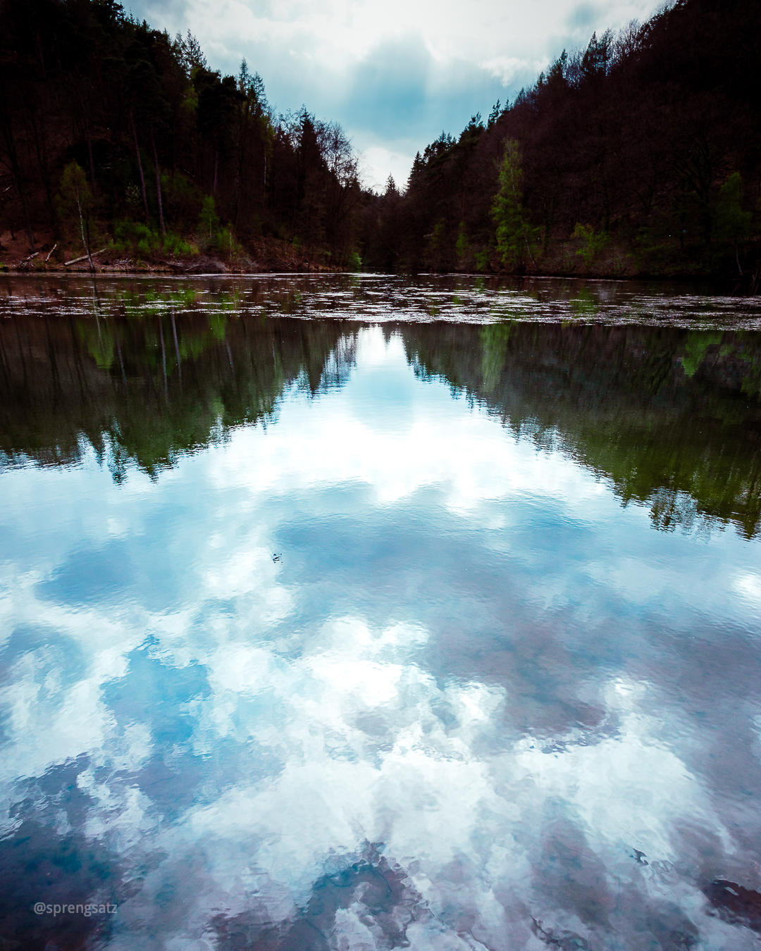 Spiegelung des Himmels auf dem Stausee Eiswoog in Ramsen bei Eisenberg (Donnersbergkreis, Rheinland-Pfalz)