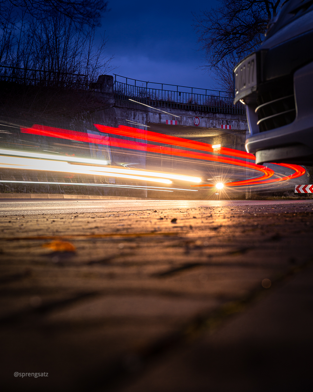 Tunneleingang mit Lichtspuren von Autolichtern