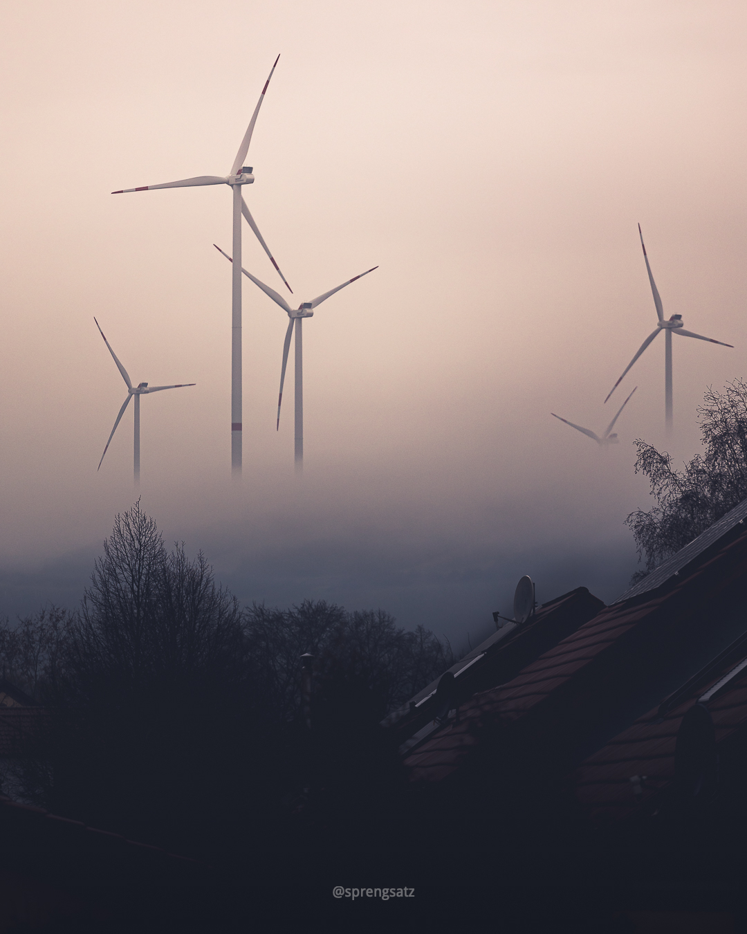 Fünf Windräder im bodennahen Nebel