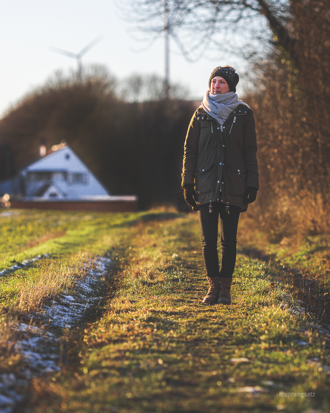 Frau im Sonnenschein bei einem Spaziergang im Winter