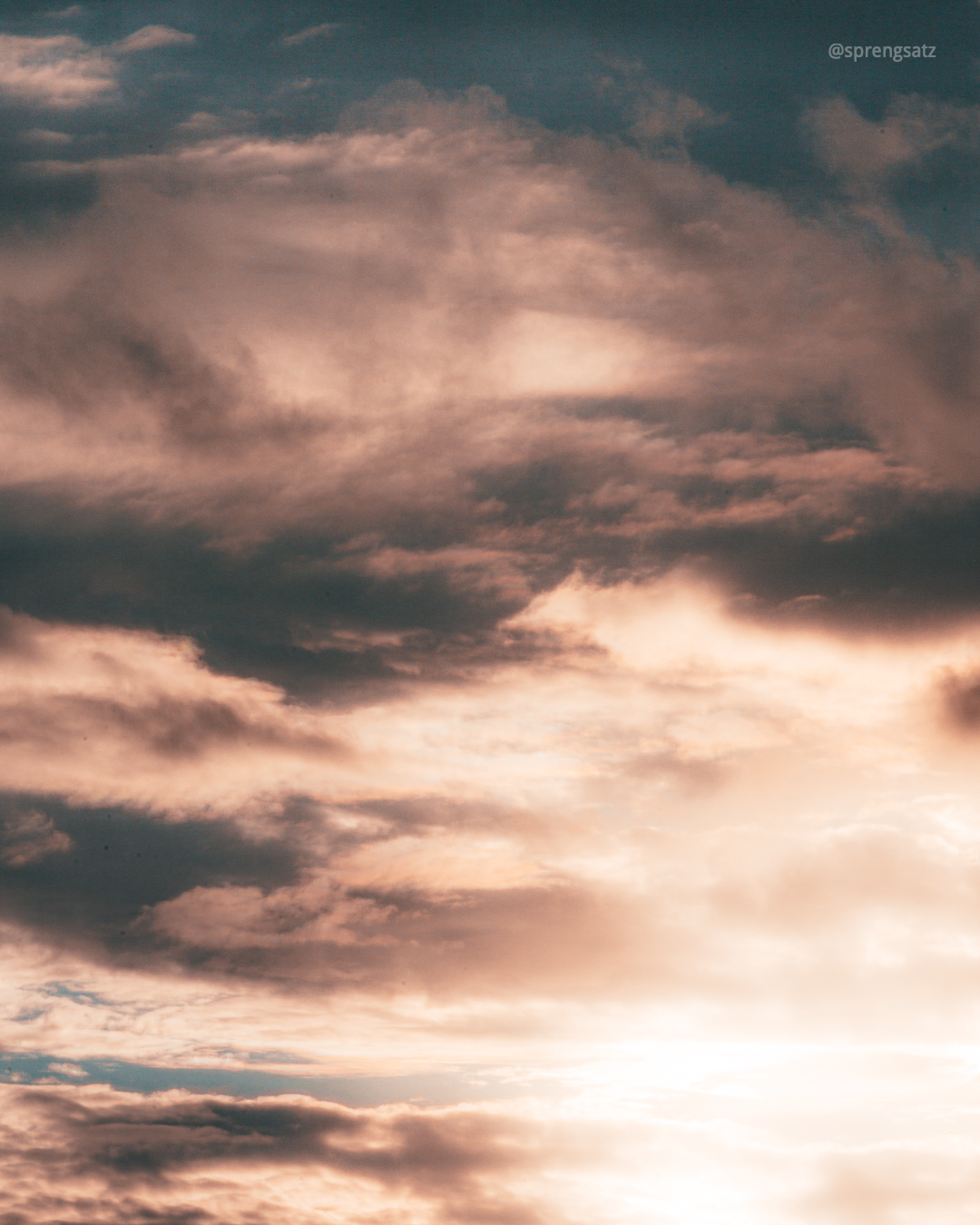 Haufenschichtwolken (Stratocumulus) am Abendhimmel